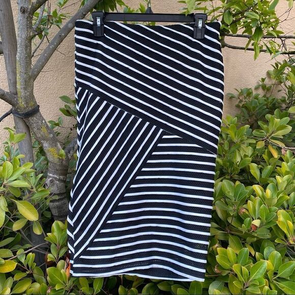 BOBEAU SKIRT IN BLACK & WHITE STRIPES SZ M NWT! Elastic Waist. Flattering Cut. - Picture 4 of 9